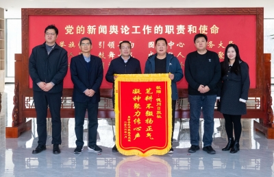 夏津武术教练范业斌为德报送锦旗，感谢报社正能量报道｜“你们的报道让我做的事儿更有价值了”