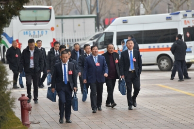 政协委员步入会场，政协第十五届德州市委员会第五次会议即将开幕