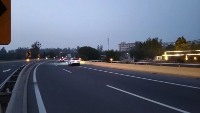 全省首条！德州S516数智公路试验段投用，集成雾天引导、自动化融冰除雪等八大系统，显著提升通行安全