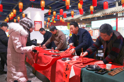 墨香迎新春 祝福送万家 | 德百奥莱广场迎春笔会举办