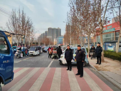 德城城管：开展校园周边占道经营整治  