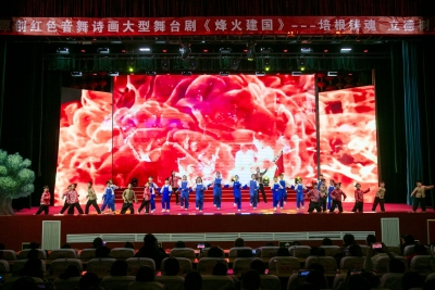 一场舞台上的“红色穿越”：德州宁津《烽火建国》生动开讲国防教育课