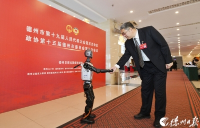 德报机器人记者“小创”亮相市“两会”报到现场，委员纷纷驻足互动