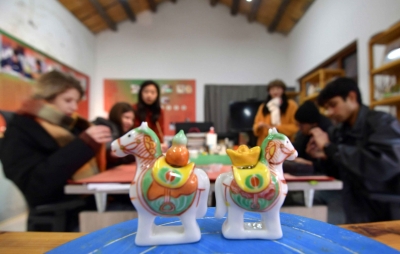 德报读图 | “洋学生”绘彩马  感受中国年