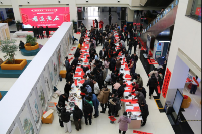 市政务服务中心为办事群众赠春联送祝福