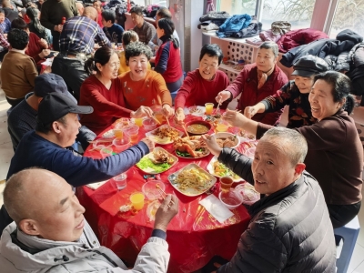 德城区天衢街道肖何庄社区举办小年团圆宴 | 170余位老人共品“幸福味道”
