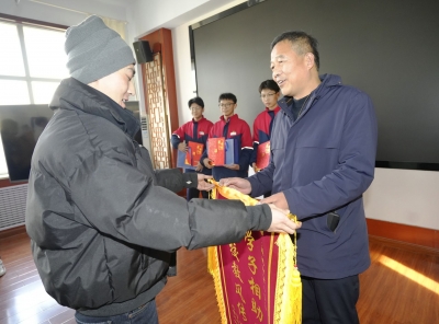 禹城市第一中学学生陈洪基、苏和茂、杨宇航 | 车祸现场 合力救起被困伤者