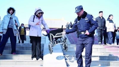 乐陵：公安民警值守一线护旅途