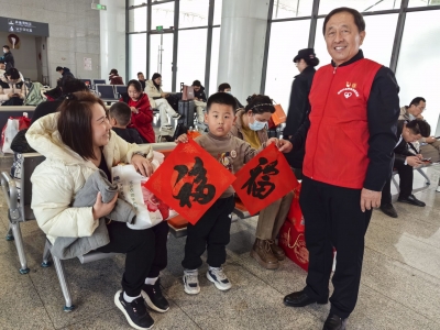 新春走基层 | “带着这份热情和祝福回家过年！”德州连续3年开展迎新春送水饺、送春联活动