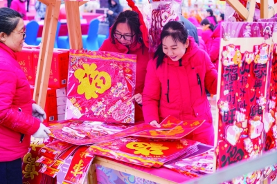 乐陵：货丰价稳迎佳节 线上线下购物忙