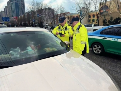 德州交通执法直属二大队：精准查处非法营运“早班车”  