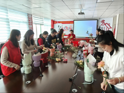 民生实事进行时 | 德城区天衢街道西长社区开展“凝聚‘她’力量 花香满社区”妇女节插花活动