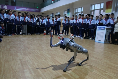 德州天衢新区康博小学开学首日“解锁”沉浸式科技体验