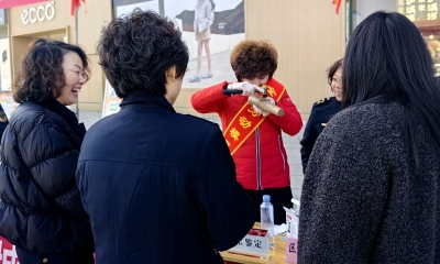 珠宝维修“零距离”！全国劳动模范、德百杨秀娟为市民义务服务