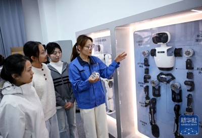 山东青岛：“机器人课堂”学技能