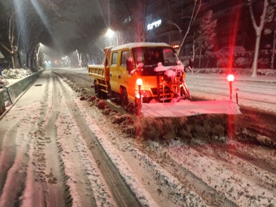 迎雪而行 彻夜奋战！德州城管：出动2300余人全力清雪除冰保通行