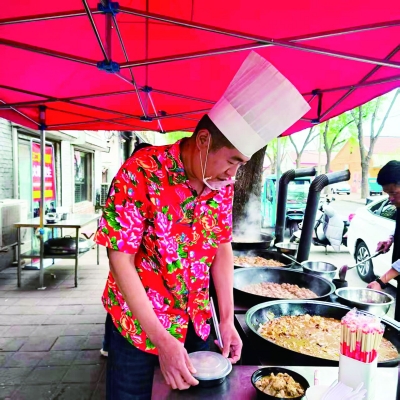 枣乡追梦人 网聚正能量 | 乐陵“17号院农家菜”老板王海通直播制作大锅菜：镜头里的烟火日常