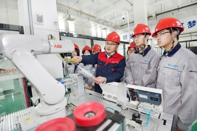 德报读图 | 全国五一劳动奖章获得者高强：强技筑重器 躬耕育英才
