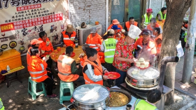 乐陵：爱心老板请环卫工人吃免费午餐