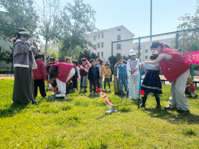 德城区华兴社区“幸福学堂”举行水火箭科普实践活动