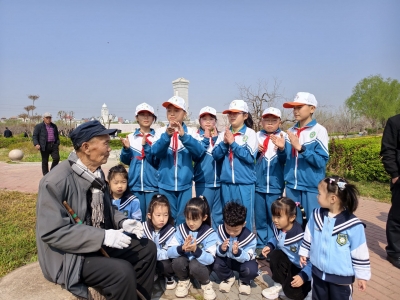 “中国好人”万金河勉励孩子们：“好好念书，祖国的未来属于你们” 