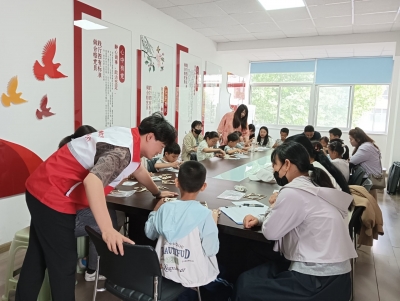 天衢新区宋官屯街道明月社区开展创意手工活动