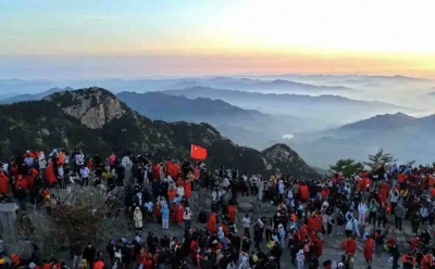 灼言｜泰山之巅那抹“中国红”，是劳动节最燃的底色