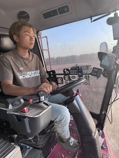 德州00后小伙跨省助农，为残障夫妇免费割麦：“谋生不易，这钱我不能收！”