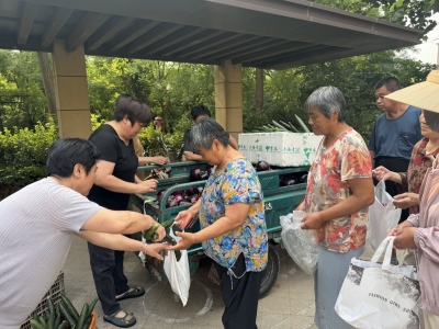 天衢新区宋官屯街道沙王社区联合爱心商户开展敬老惠民活动