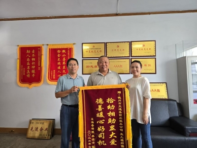 赞！德州暖心的哥孟凡福：放弃订单送迷路男孩回家  