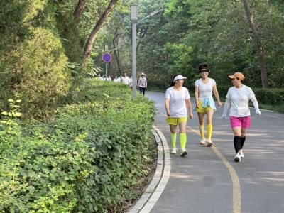 德城区运河街道杨家圈社区举办全民健走趣味运动会