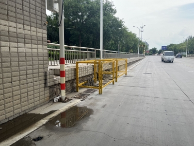 防堵又防坠！德州市政：自制“排涝神器”试点雨水口截污围挡