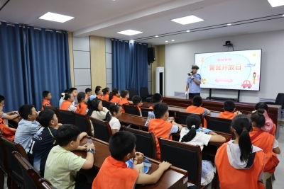 萌娃进警营 安全伴成长 | 德州公安交管新湖大队联合德州新华书店开展交通安全体验日活动
