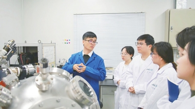 研发航天器“防护衣”、汽车天幕“遮阳伞”，中国科学院上海硅酸盐研究所研究员曹逊——给光和热装上“智能开关”