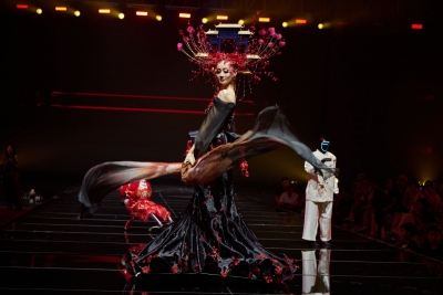 【德报·人物】友谊美业集团董事长秦怡：把非遗之美搬上时尚T台 