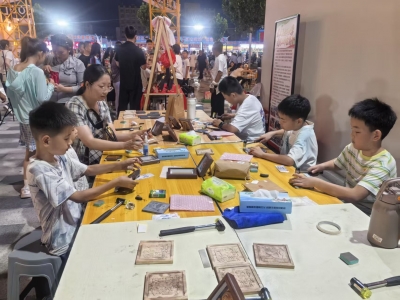 武城：非遗铜拓亮相武BA夜市 银发匠人带少年学子体验传统技艺