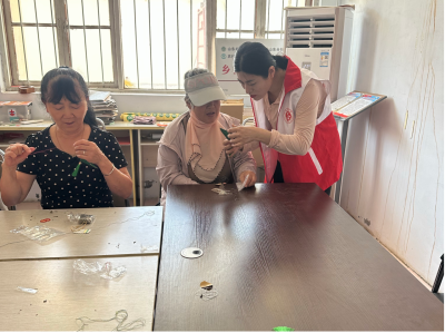 抬头寺镇沟李村开展“巧手缝香囊 邻里叙温情”手工文化活动