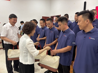 省总工会一行为德州财贸金融系统一线职工“送清凉”