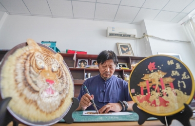 德报读图 | 市级非遗麦秆画制作工艺传承人刘成峰：点草成金 麦秆生花