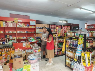 德城区运河街道天衢西路社区开展消防宣传进商铺活动