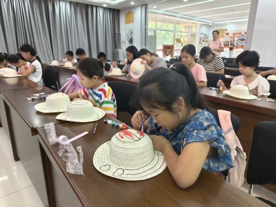 德州天衢新区袁桥镇崇文社区：暑期绘清凉 巧手制凉帽