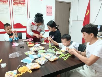天衢新区宋官屯街道明月社区举办青少年手工活动