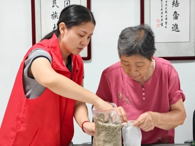 广运街道兴隆社区：开展艾草枕手工敬老活动