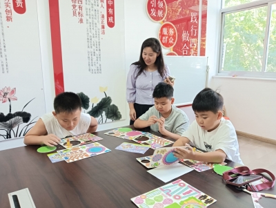 天衢新区宋官屯街道明月社区开展青少年手工活动