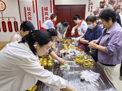 天衢新区宋官屯街道十二里庄社区开展月饼制作活动