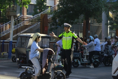 开学首日，德州交警“护学岗”准时上线！