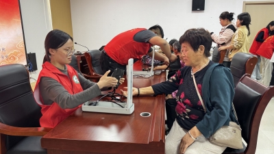 德州天衢新区袁桥镇崇德社区：义诊进社区 关爱银发护健康
