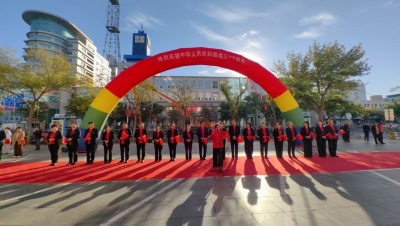 德百集团：同升一面旗 共祝祖国好