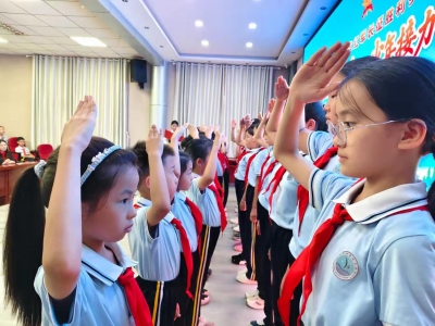 庆云县各学校集中举行新少先队员入队仪式